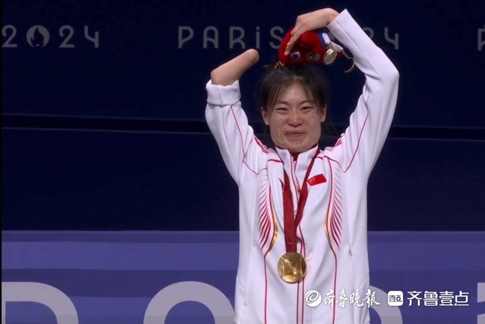 跆拳道女子决赛，日本选手力克对手获胜