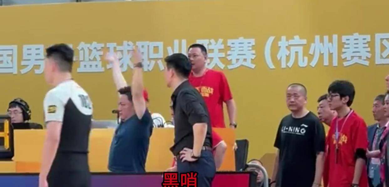 关于一场比赛引发球迷热议，争议性问题被放大的信息