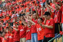 球迷翘首期盼，英雄豪迈登场